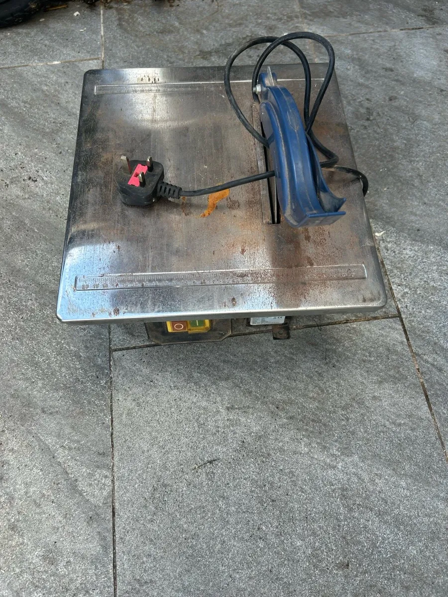 Tile cutter . Tool - Image 1