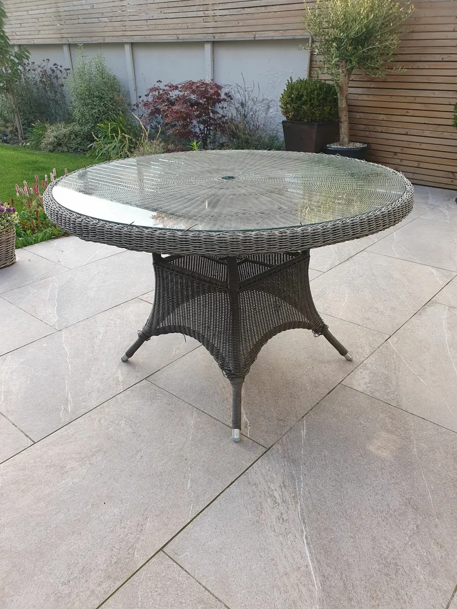 Garden table - Image 1