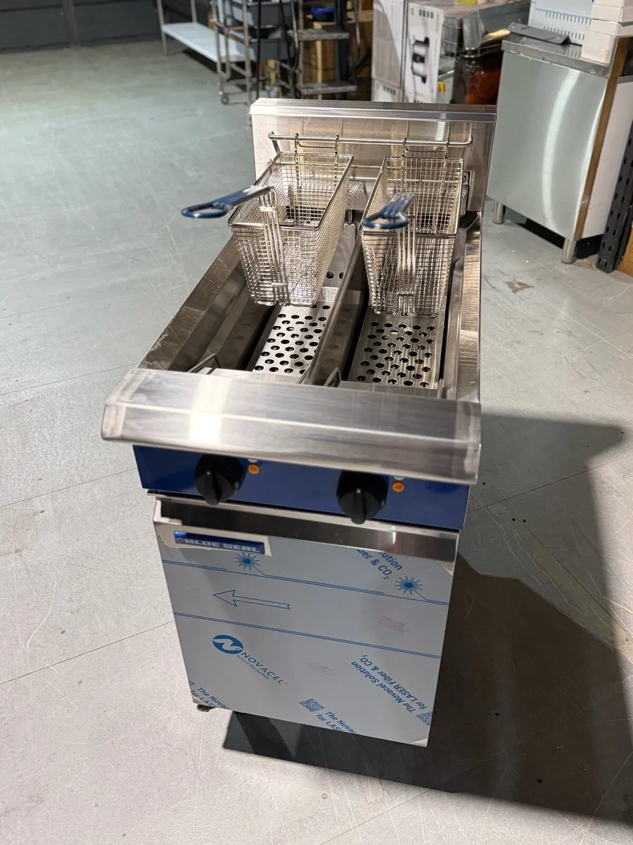 Blue Seal E44 Electric Twin Tank Fryer - Image 1