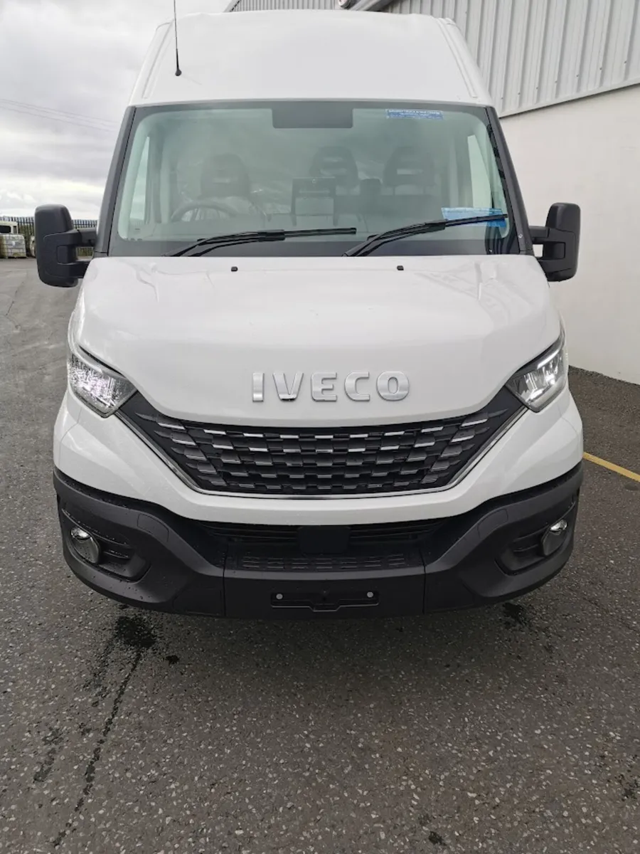 Iveco Daily 2.3 160bhp Mwb van - Image 4