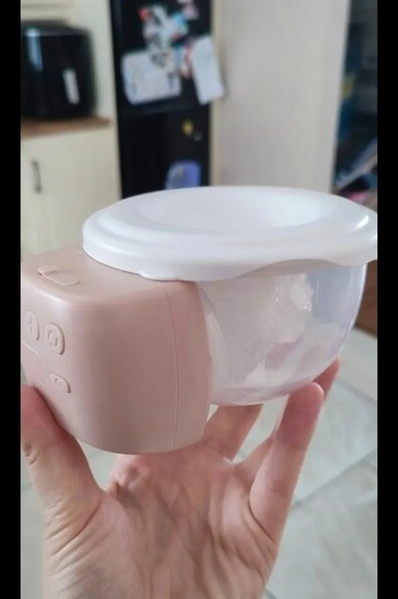 Double breast pump and storage bottles - Image 4