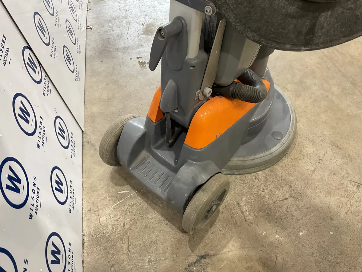 Taski Ergodisc 400 220v Floor Buffer For Auction - Image 4