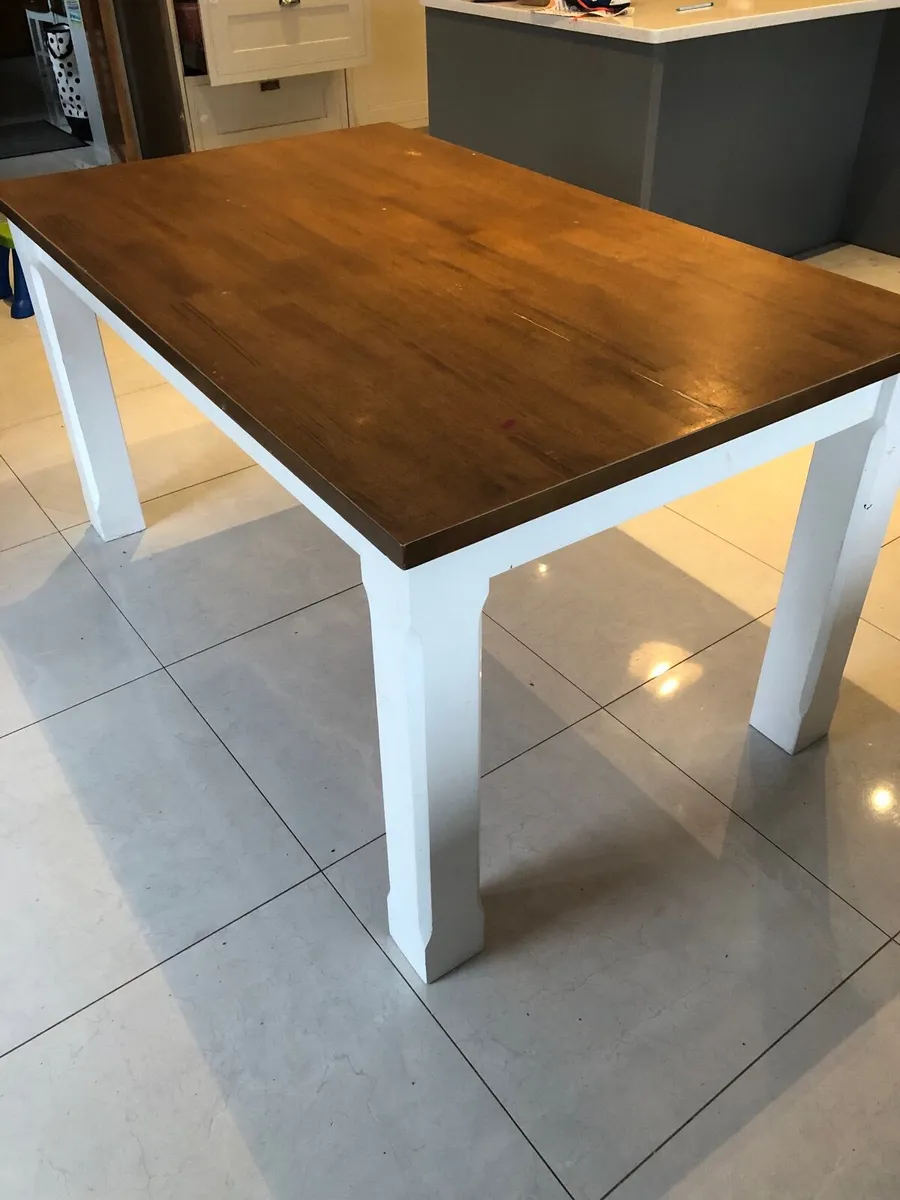 Kitchen table and chairs - Image 1