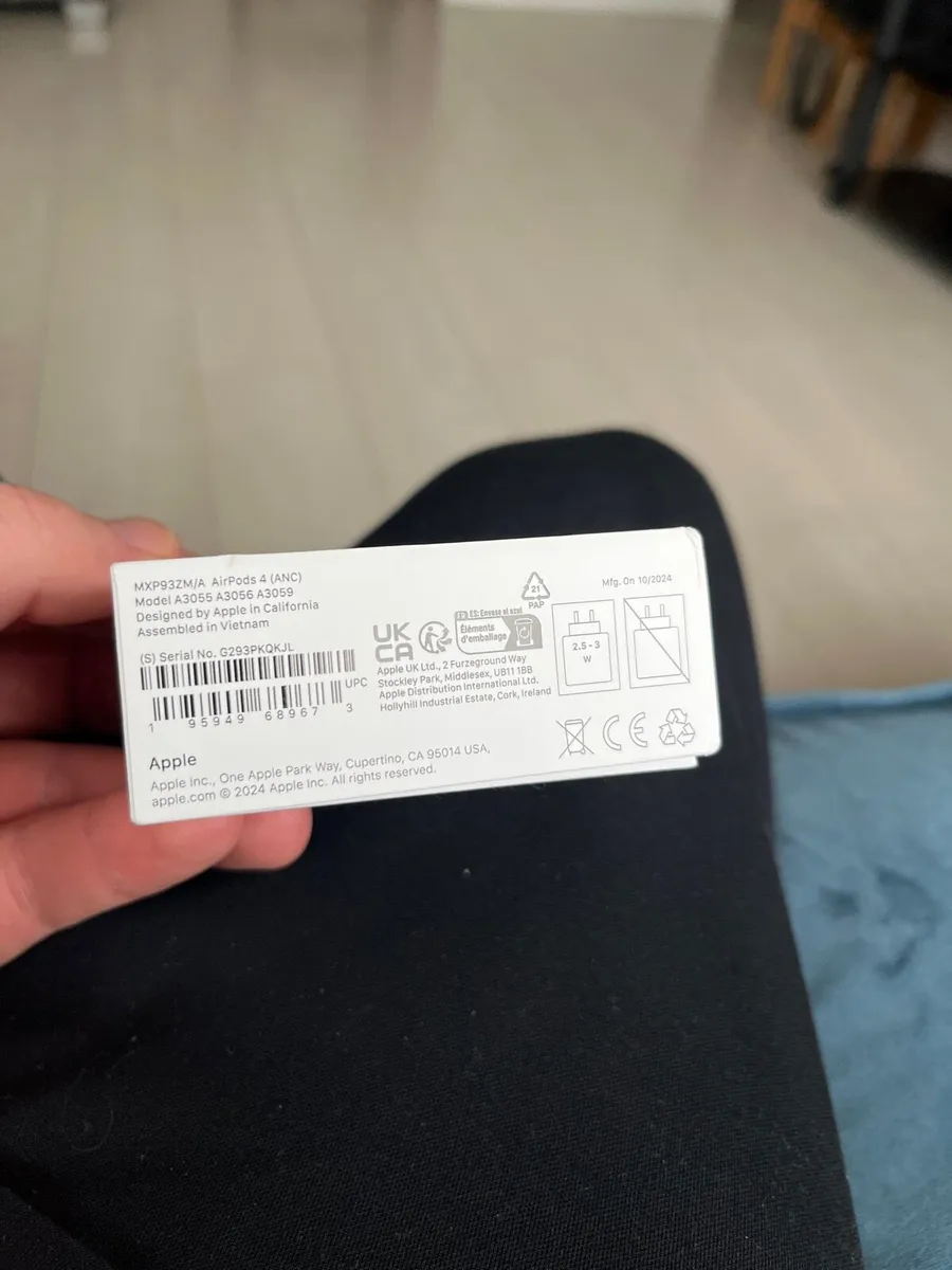 Apple AirPods 4 with noise cancellation - Image 2