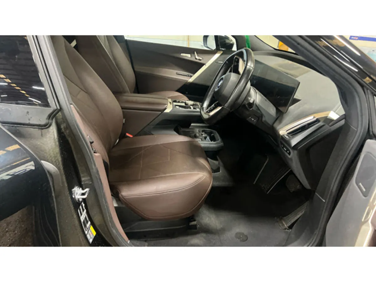 BMW IX XDRIVE40 M SPORT // BROWN LEATHER INTERIOR - Image 2