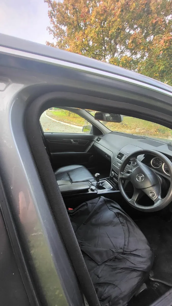 Mercedes-Benz C-Class 2010 - Image 2