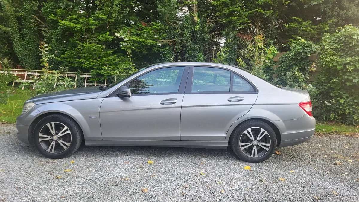 Mercedes-Benz C-Class 2010 - Image 2