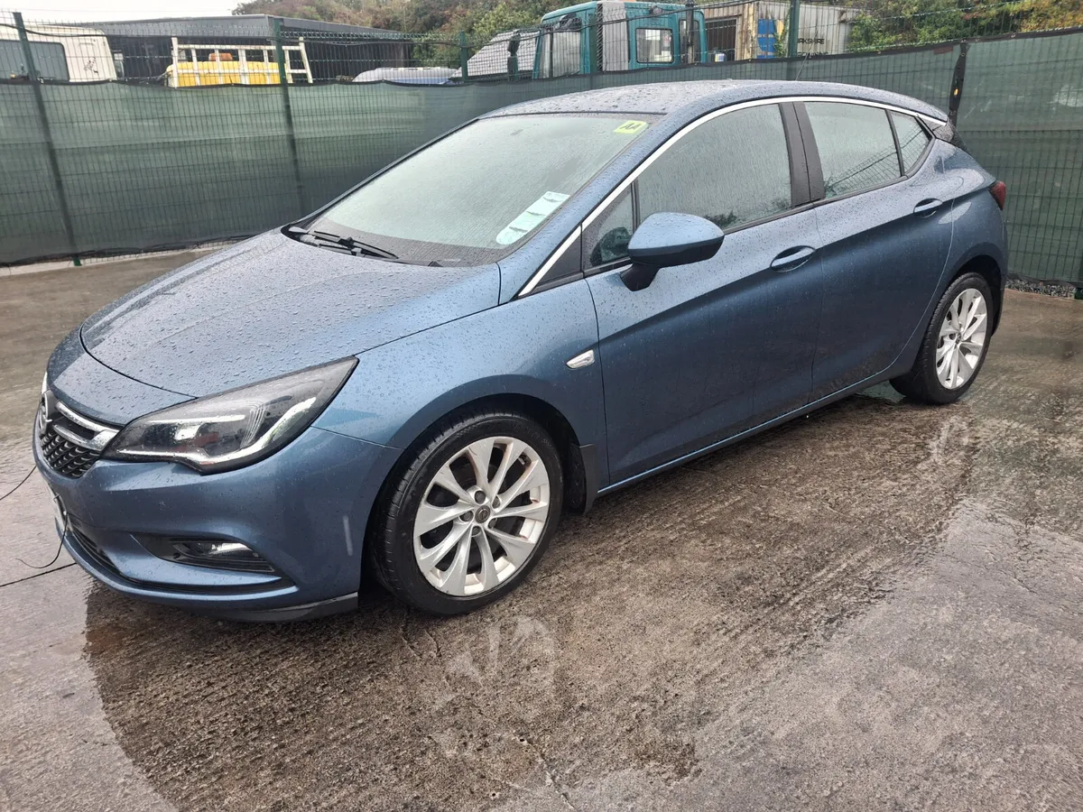 172. Opel Astra  84km Light Damage - Image 1