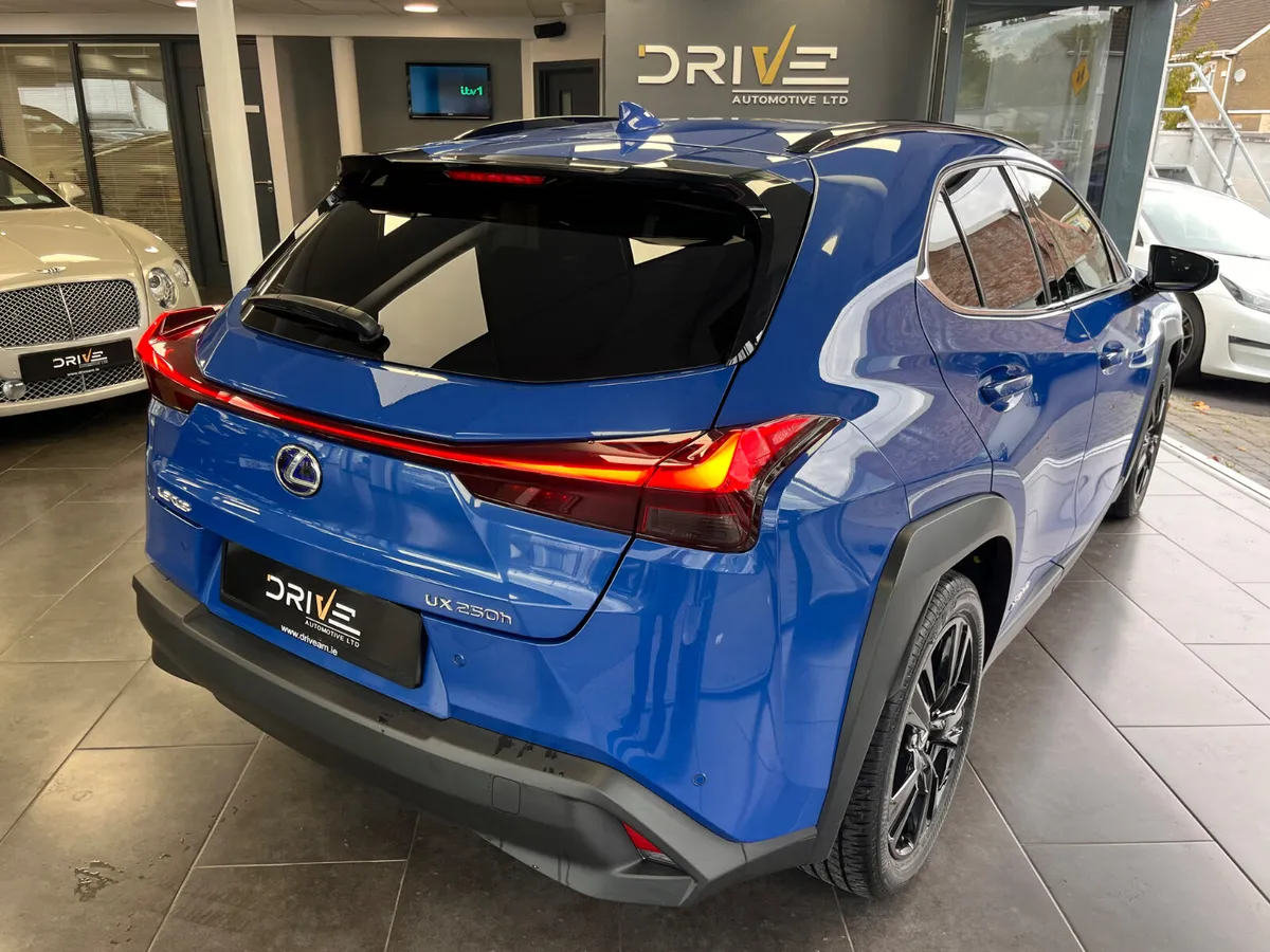 Lexus UX 2022 250  DYNAMIC 2.0 HYBRID - Image 4