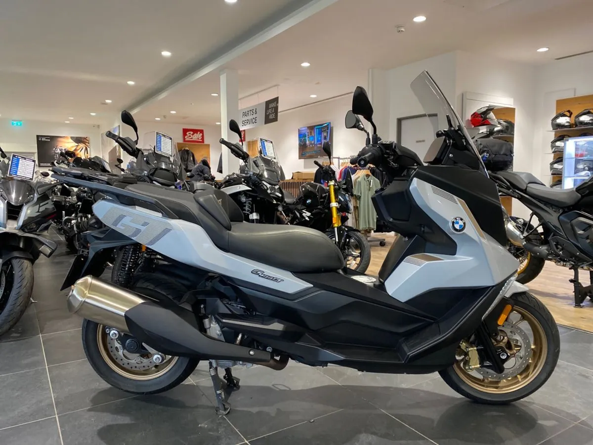 2025 BMW C400GT - Comfort & Touring Packs! - Image 1