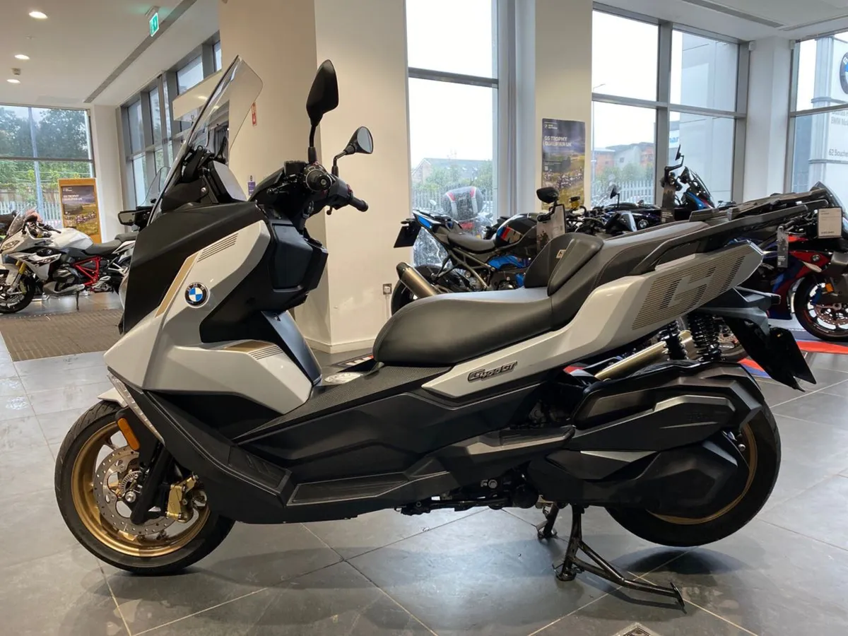2025 BMW C400GT - Comfort & Touring Packs! - Image 2