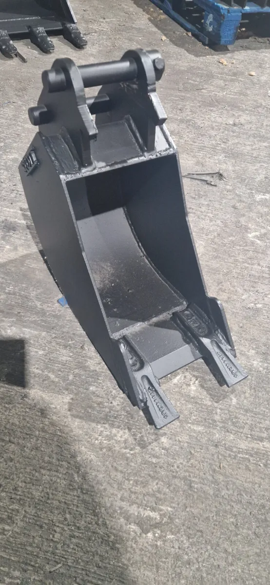 9" DIGGING BUCKET TO SUIT 1.5 TON MACHINE - Image 1