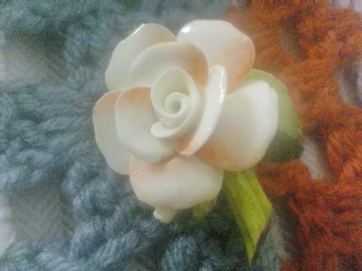 VINTAGE BONE CHINA ROSE BROOCH IN BOX - Image 1
