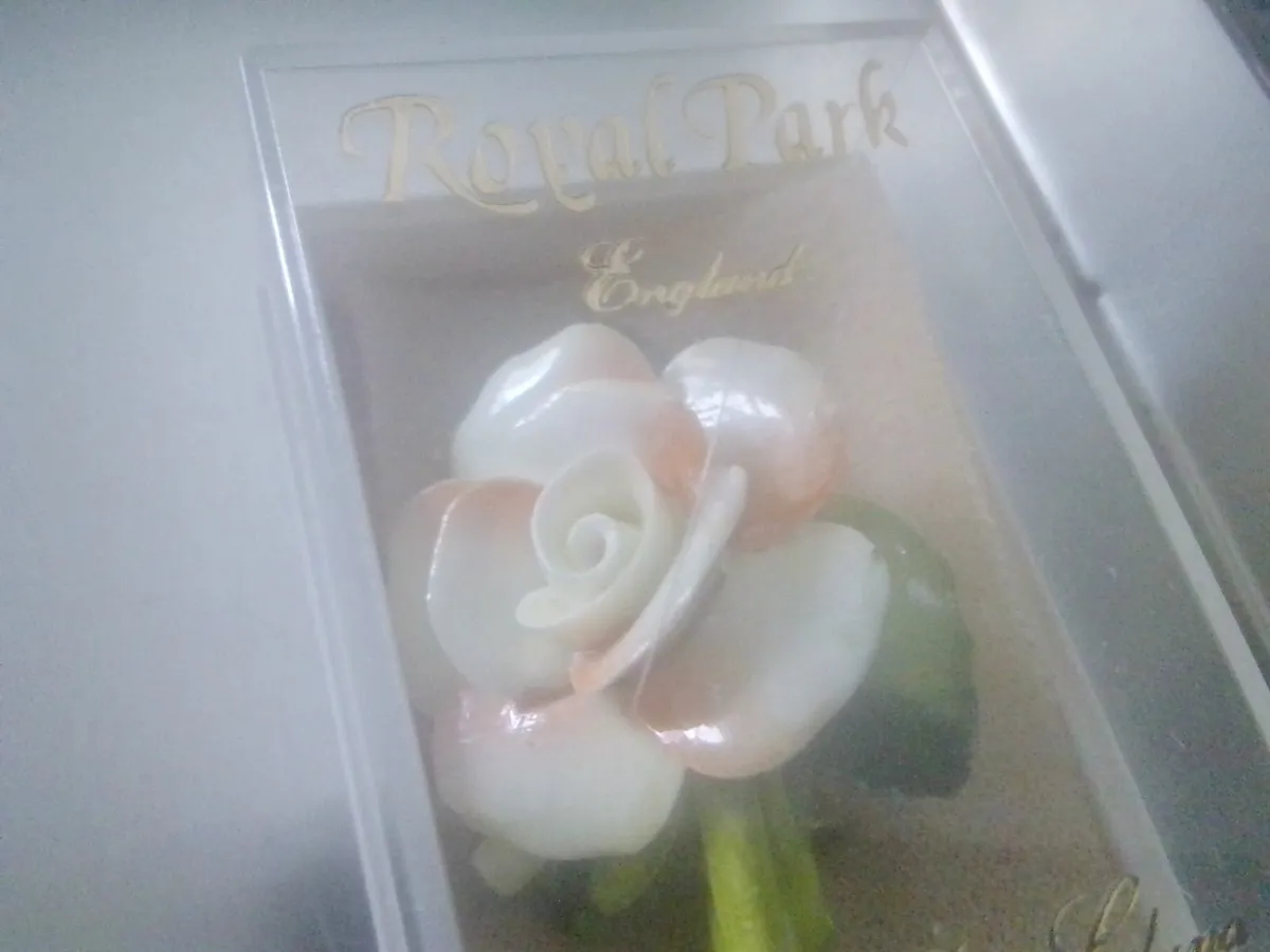 VINTAGE BONE CHINA ROSE BROOCH IN BOX - Image 2