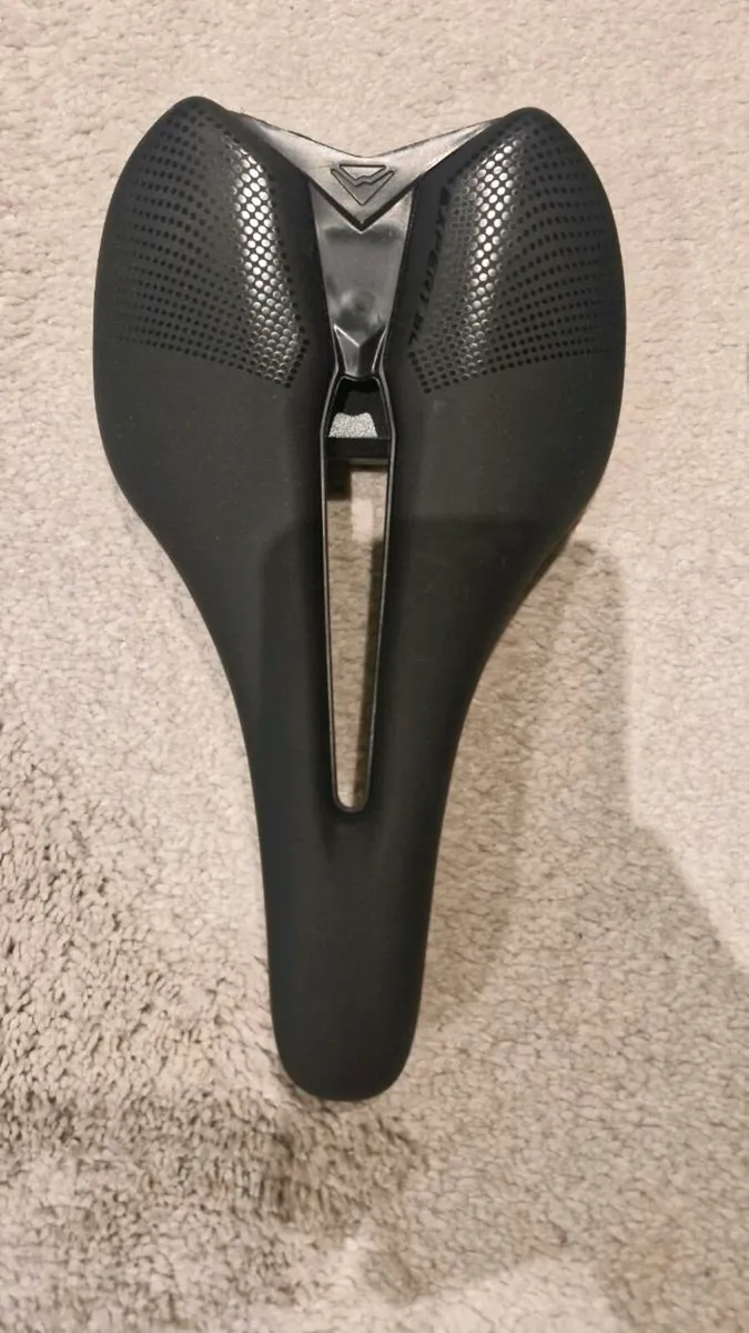 Road bike saddle - Image 1