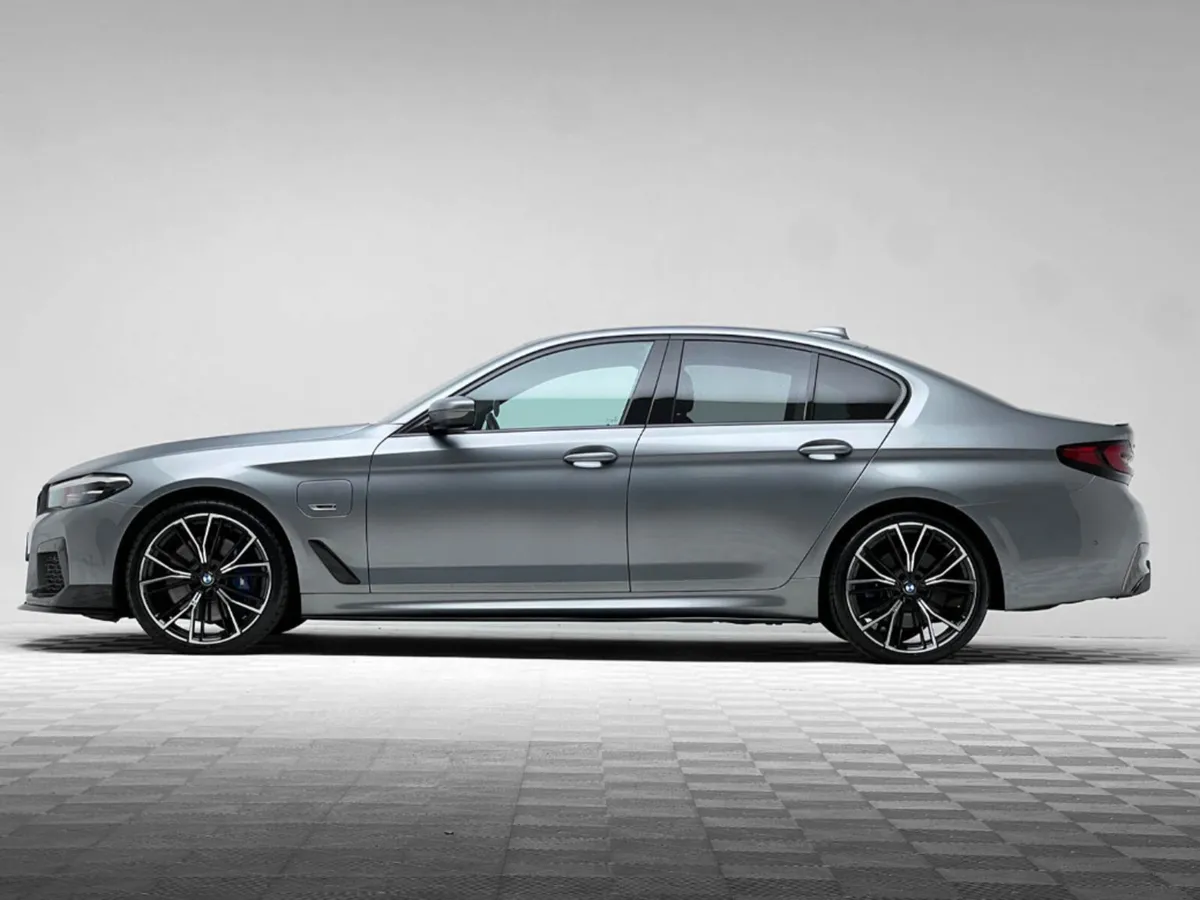 BMW 5-Series 545E M SPORT XDRIVE - Image 4