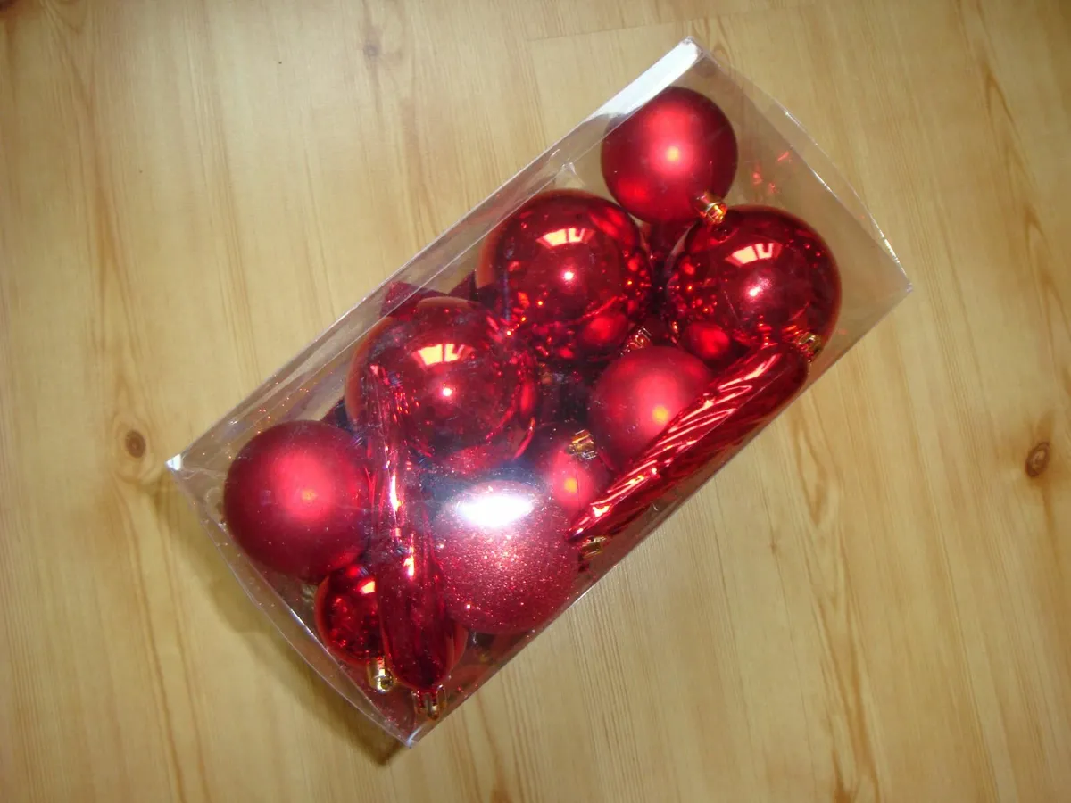 Set of 33 pieces shatterproof red baubles and topp - Image 2