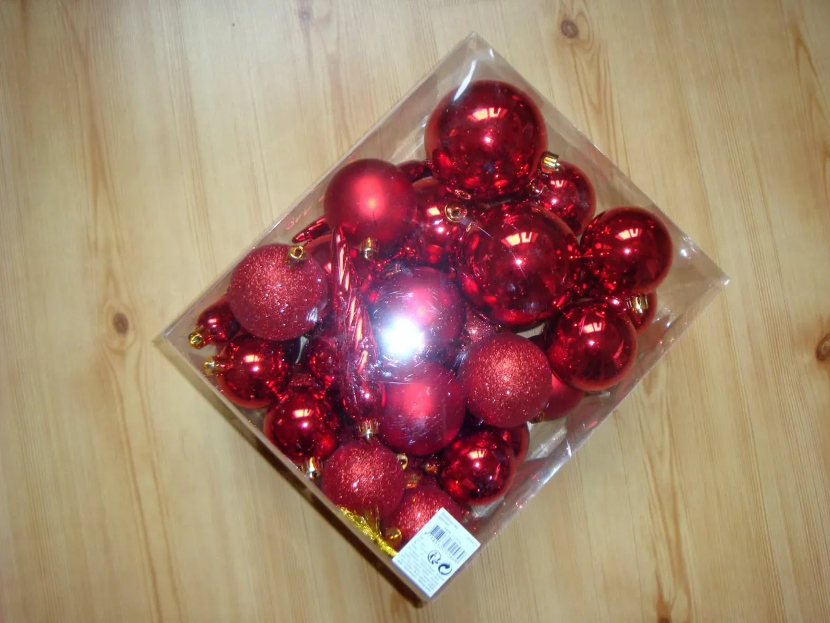 Set of 33 pieces shatterproof red baubles and topp - Image 3