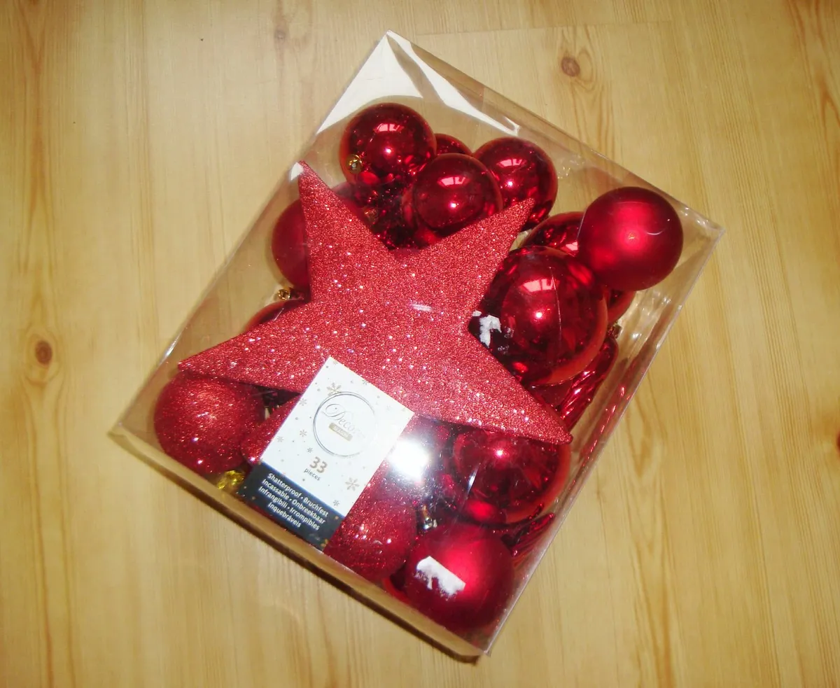 Set of 33 pieces shatterproof red baubles and topp - Image 1