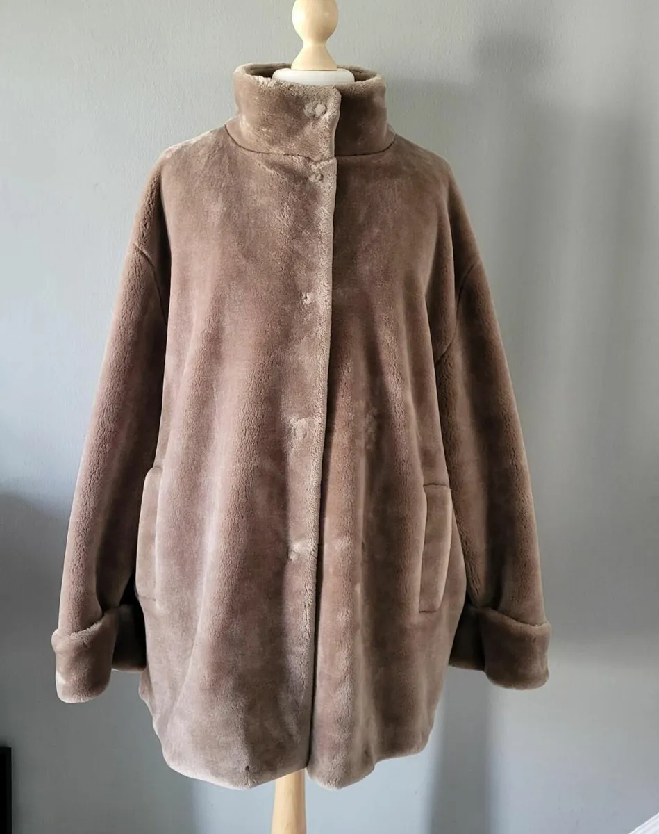 Asos faux fur coat, Size 22 (large fit) - Image 1