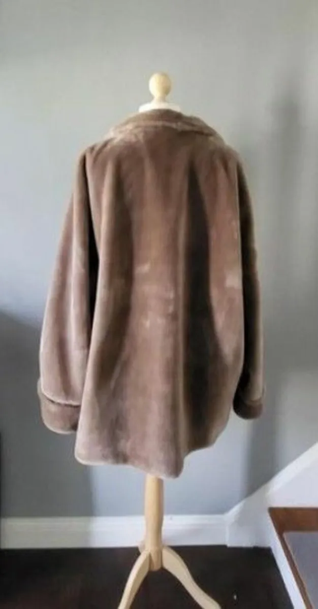 Asos faux fur coat, Size 22 (large fit) - Image 2