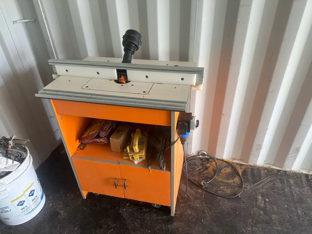Router table with router - Image 1