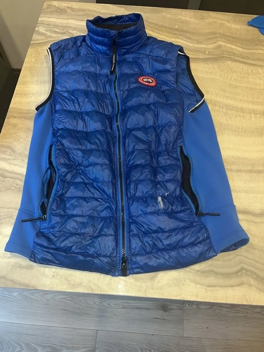 Canada goose jacket small hole in it be easy stitch - Image 3