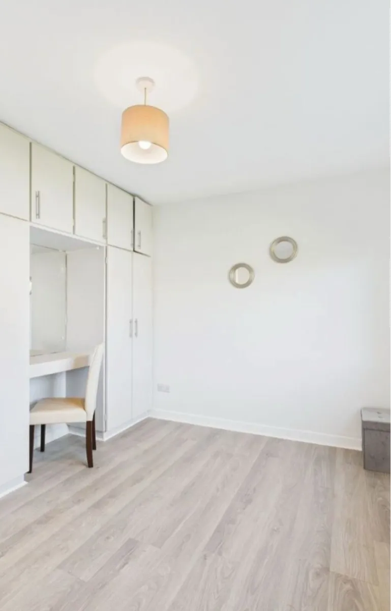 Laminate flooring - Image 1