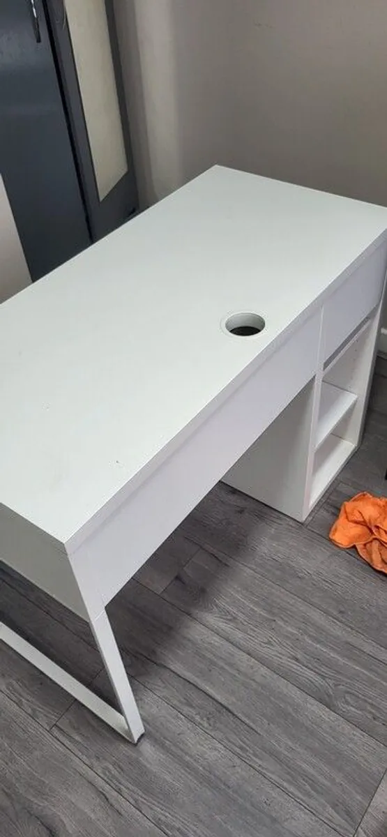 computer table - Image 1
