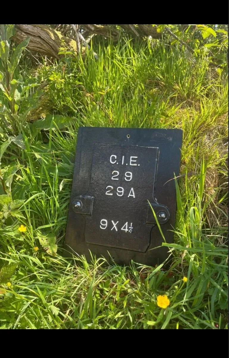 1950s C.I.E Cast Iron Axle Plate Sign - Image 3