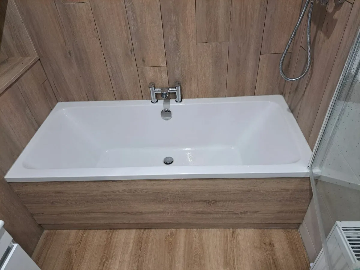 Bath, taps and panel - New - Image 1