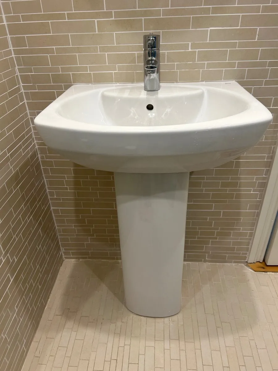 Bathroom sink & tap - Image 1