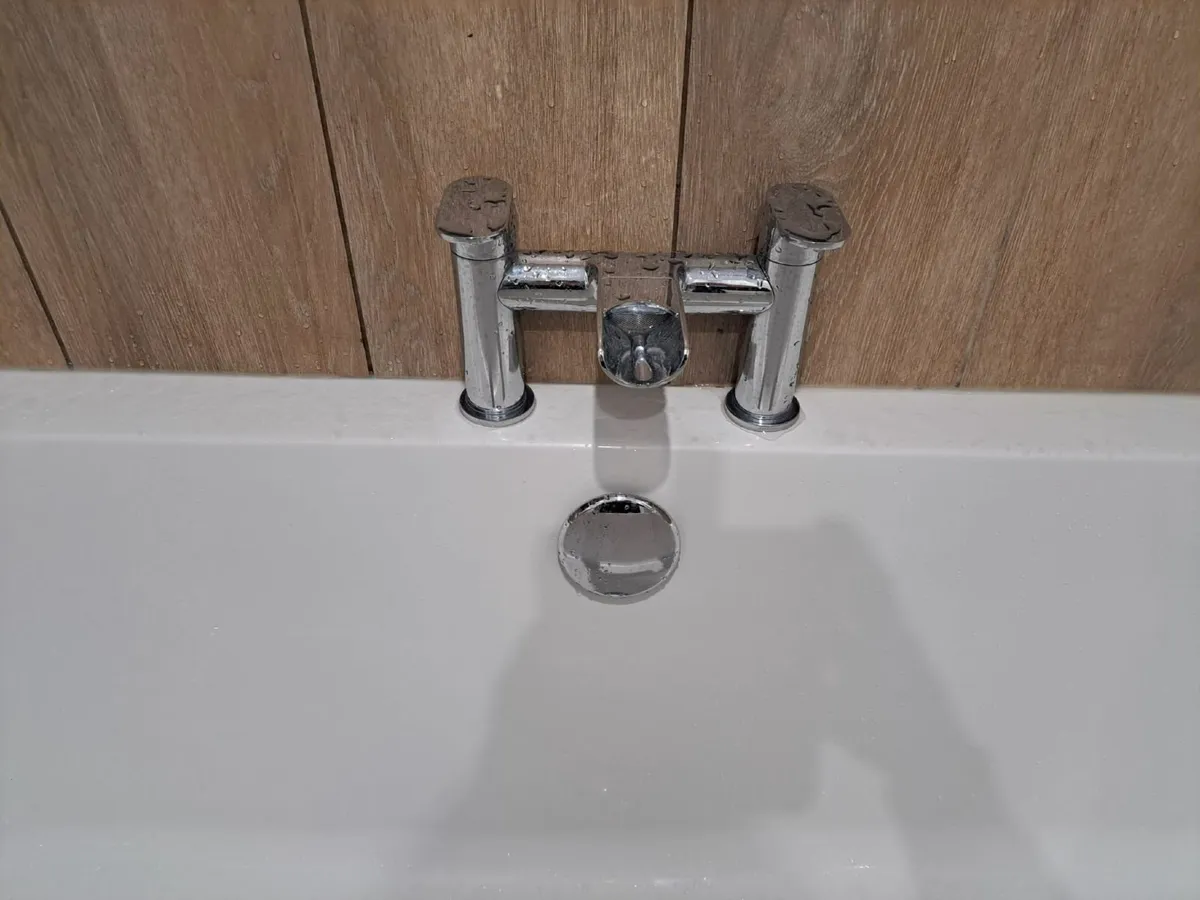 Bath, taps and panel - New - Image 2