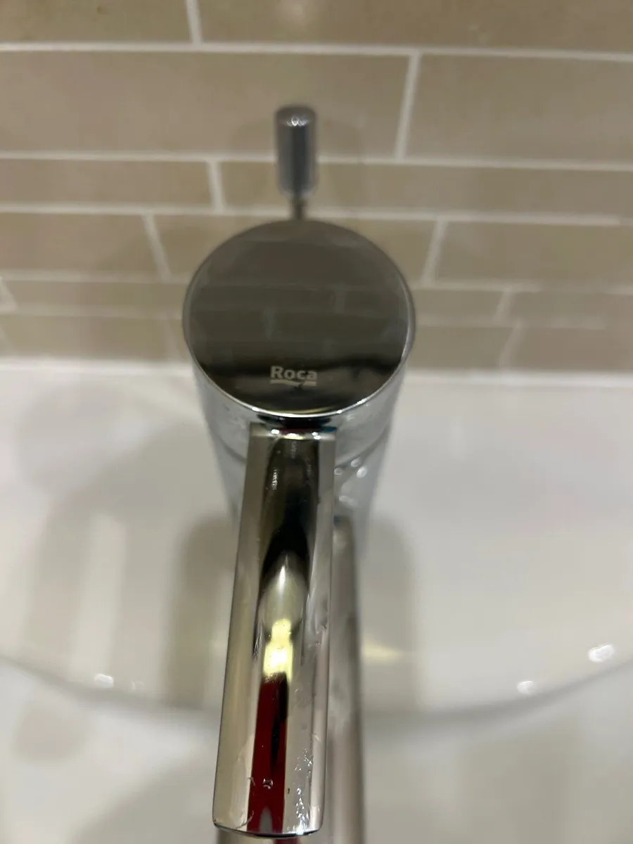 Bathroom sink & tap - Image 3