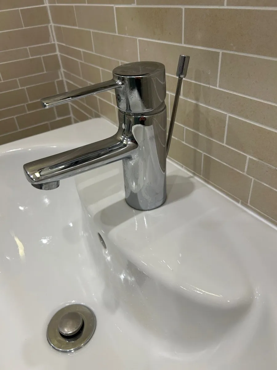 Bathroom sink & tap - Image 4