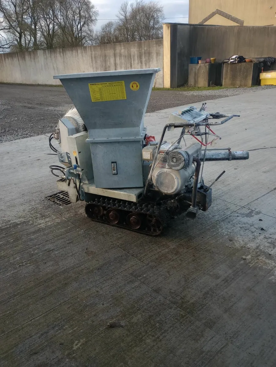 Cubical Sweeper with lime spreader - Image 3