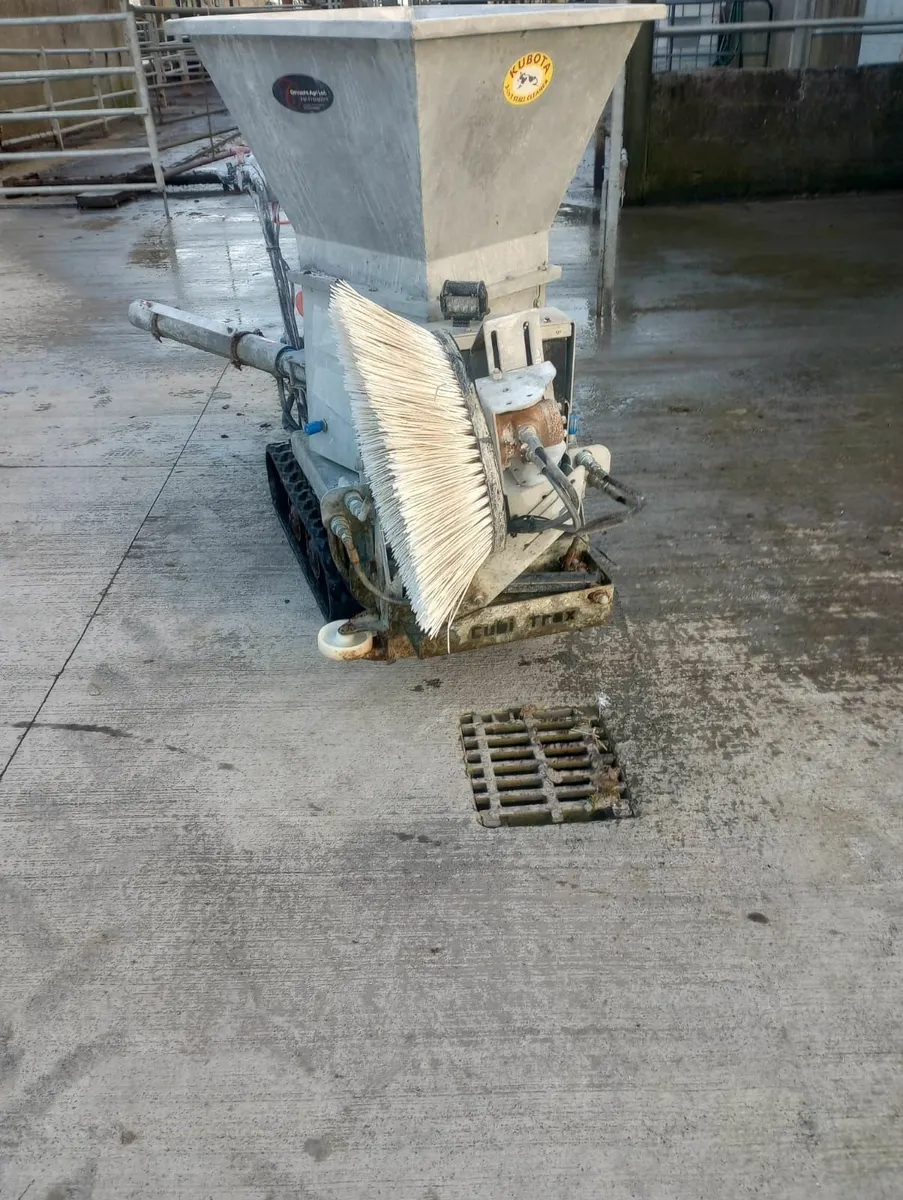 Cubical Sweeper with lime spreader - Image 1