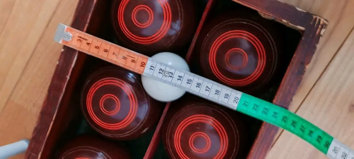 Vintage henselite lawn bowls - Image 3