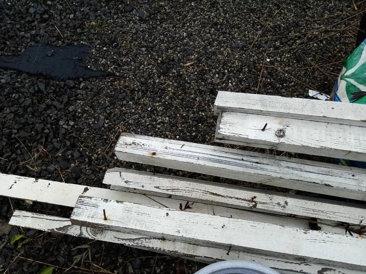 Painted wood free to take away - Image 2