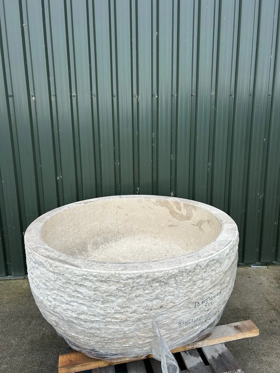 Stone bath tub - Image 1