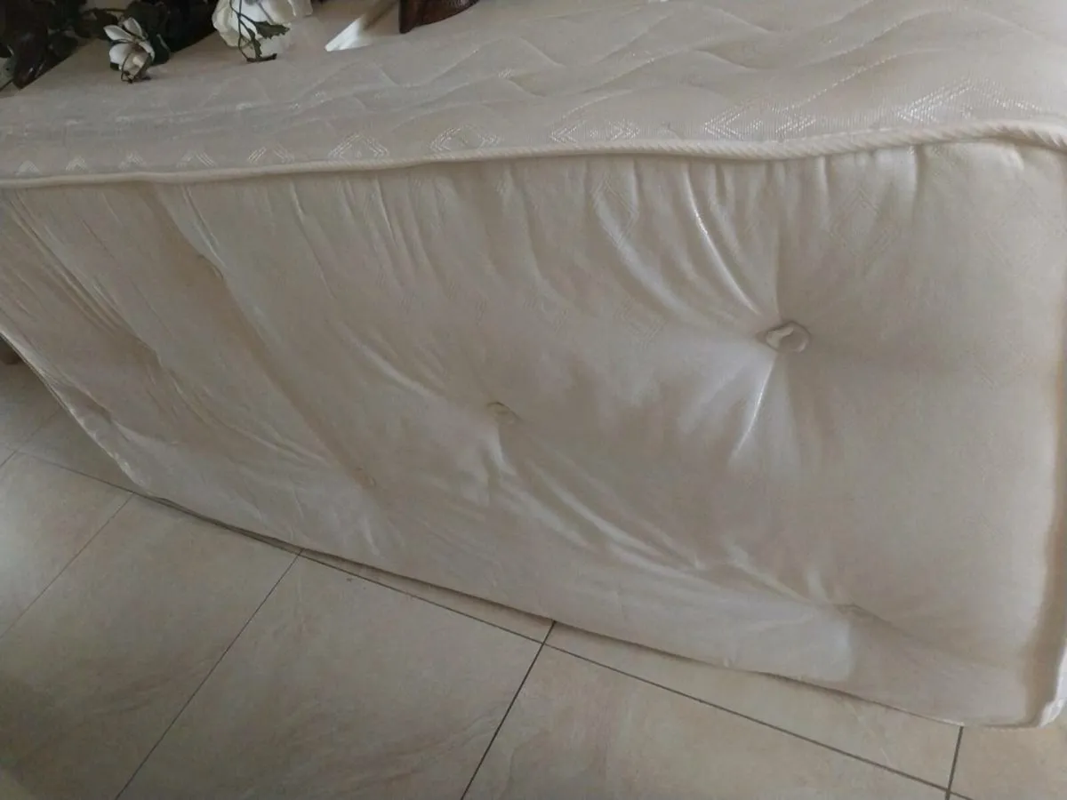Single bed mattress and velvet base - Image 3