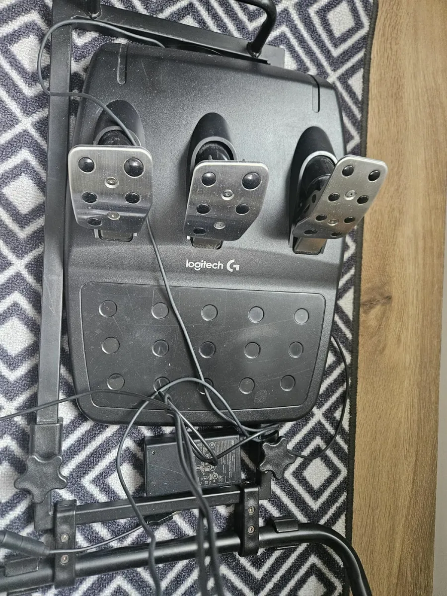 GR Racing Seat, with Logitech wheel and pedals - Image 3