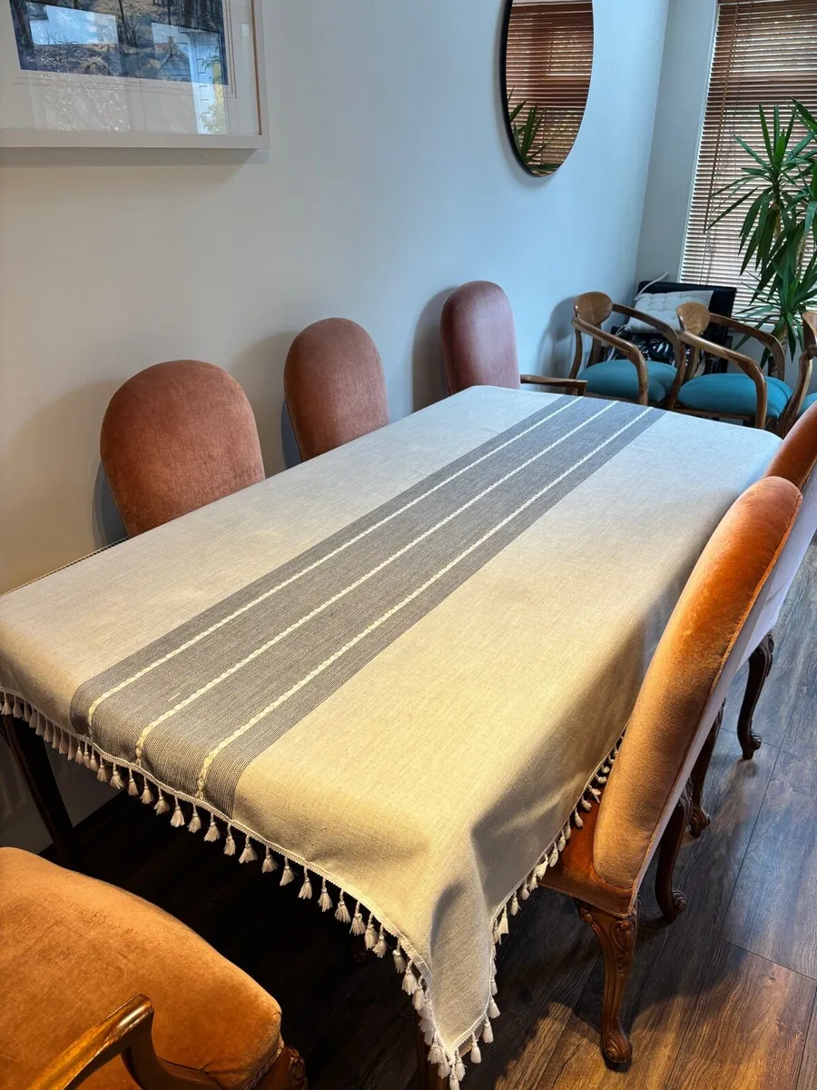 Extendable Dining room table plus 8 chairs - Image 1