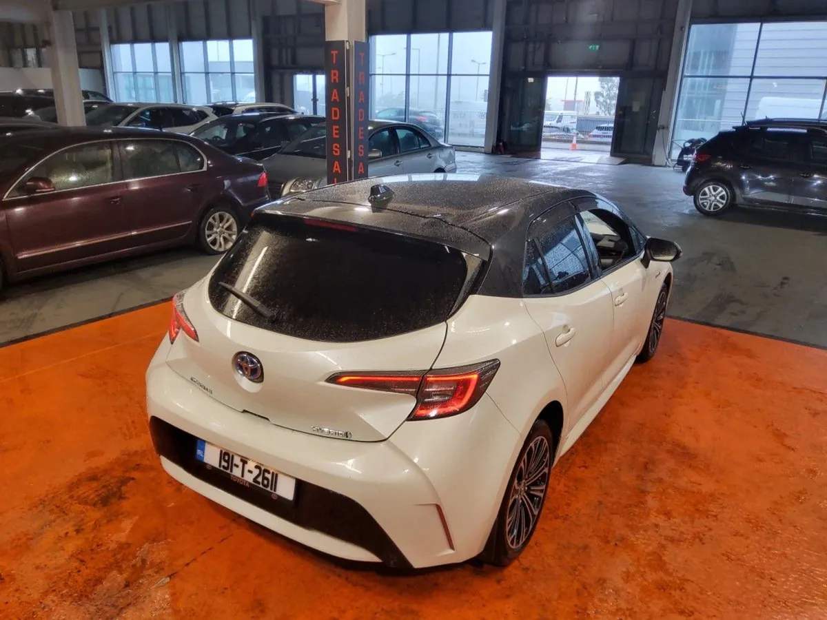 Toyota Corolla 1.8 Hybrid Luna Sport Hatchback - Image 3
