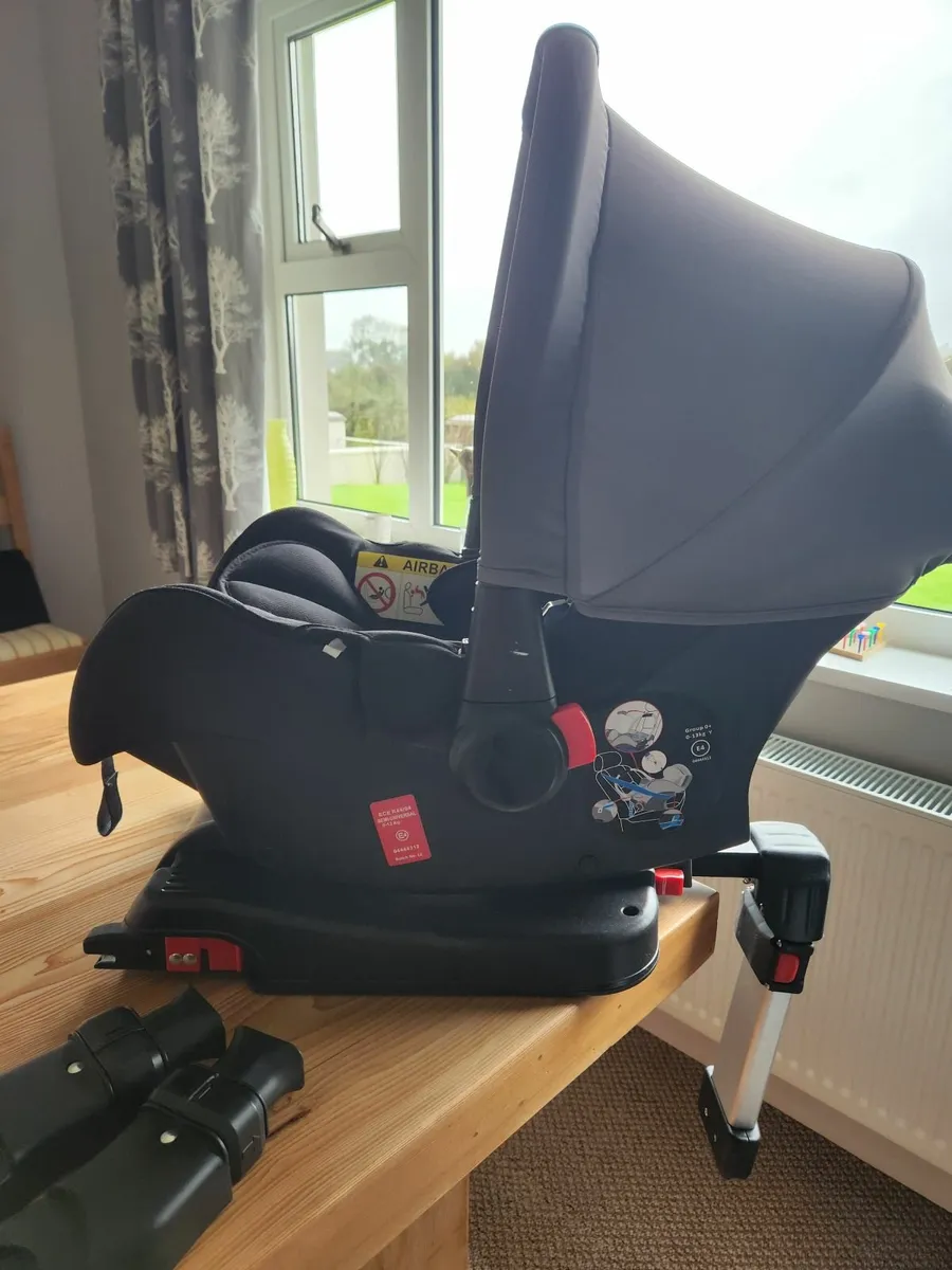 Icklebubba Infant car seat with Isofix base - Image 1