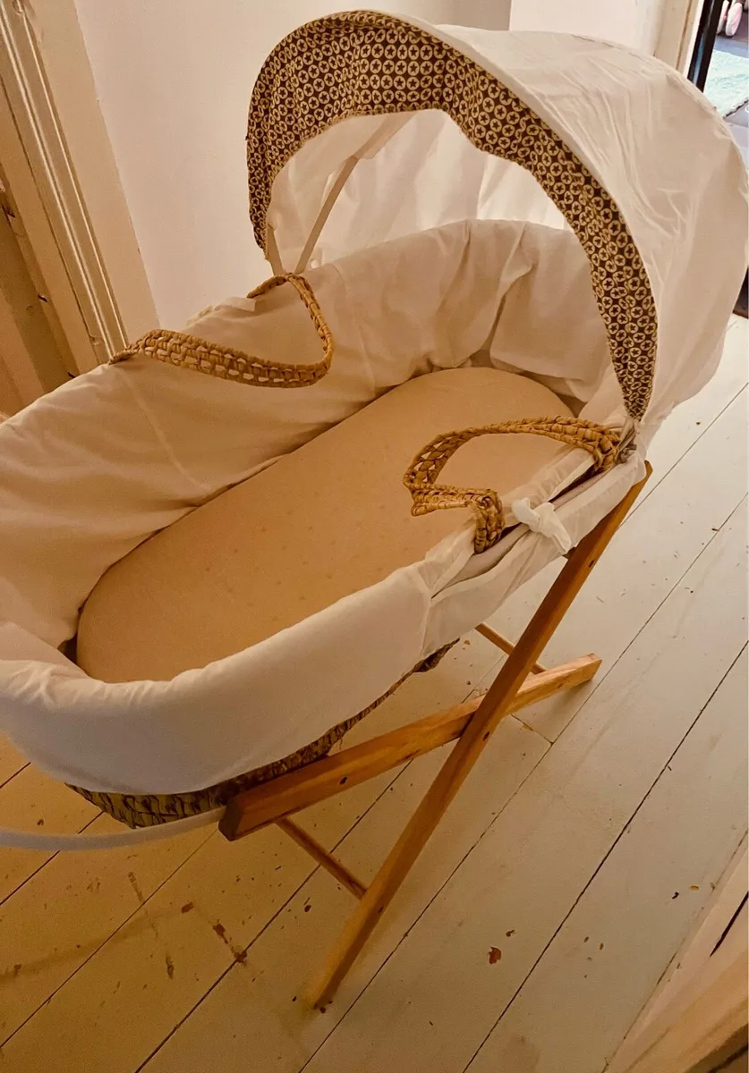 Moses basket with stand - Image 1