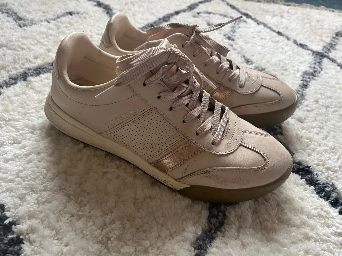 Sketchers runners size 6 - Image 1