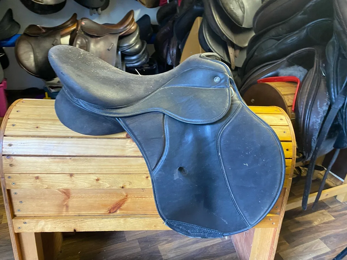 Thorowgood saddle black horse size