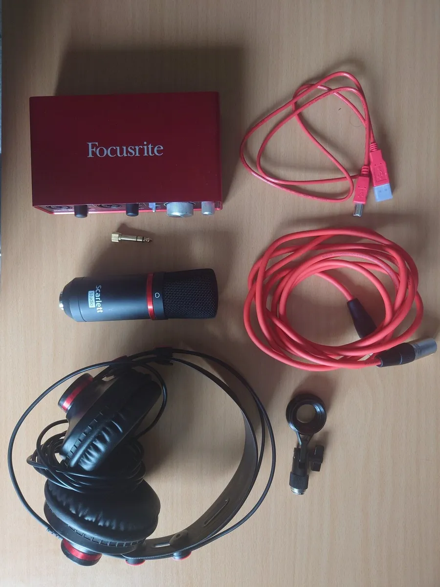 Focusrite Scarlett 2i2 Recording Bundle - Image 2