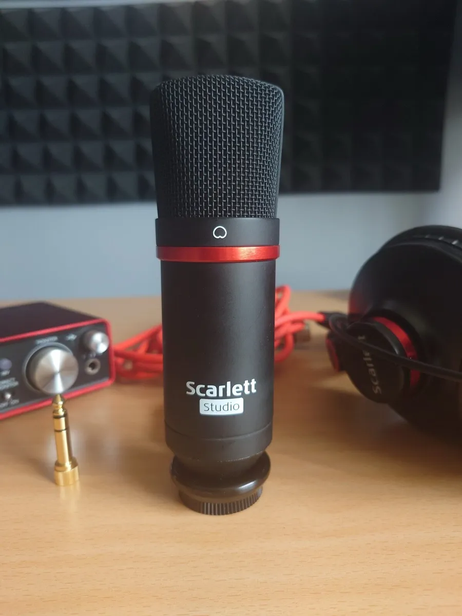 Focusrite Scarlett 2i2 Recording Bundle - Image 1